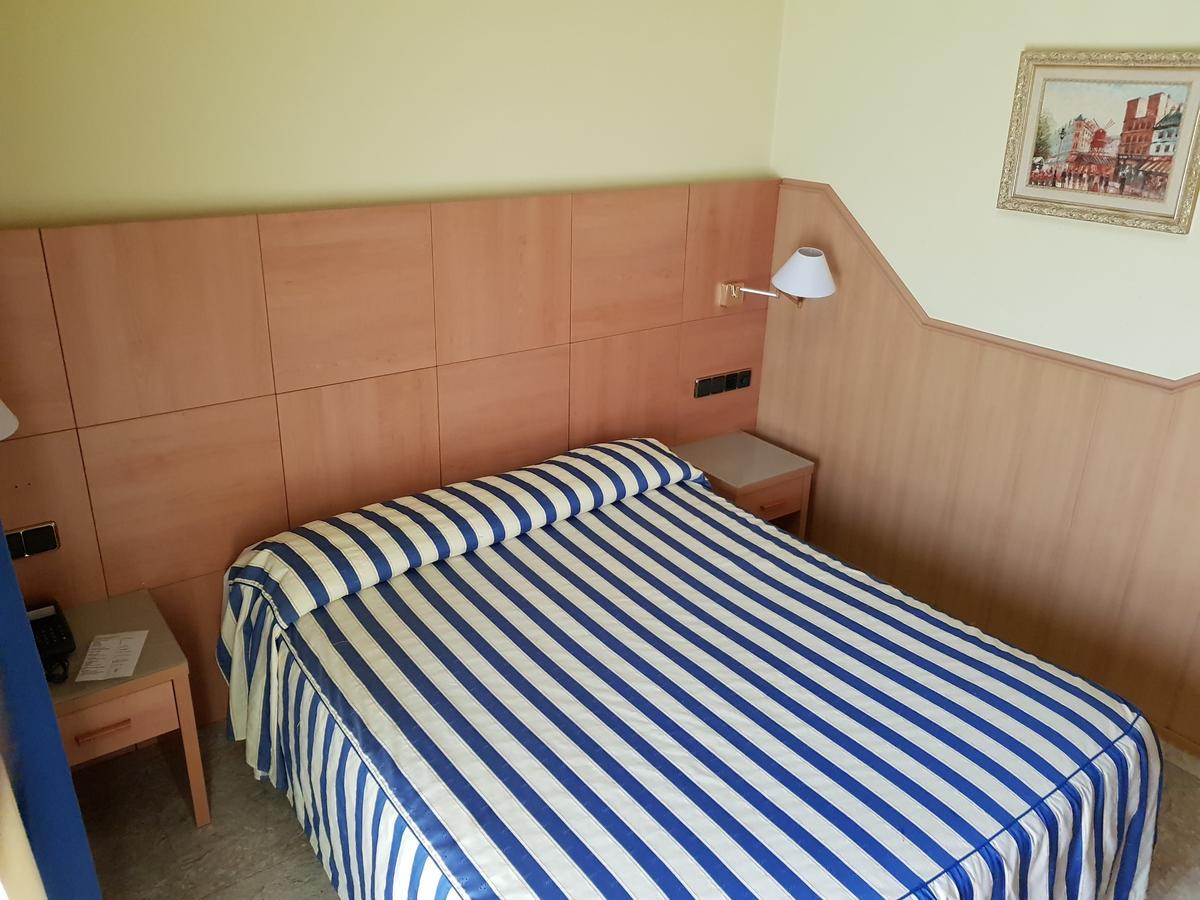 Hostal Milenium Els Monjos Bagian luar foto