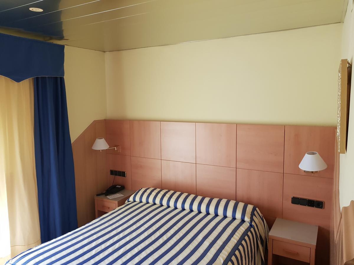 Hostal Milenium Els Monjos Bagian luar foto