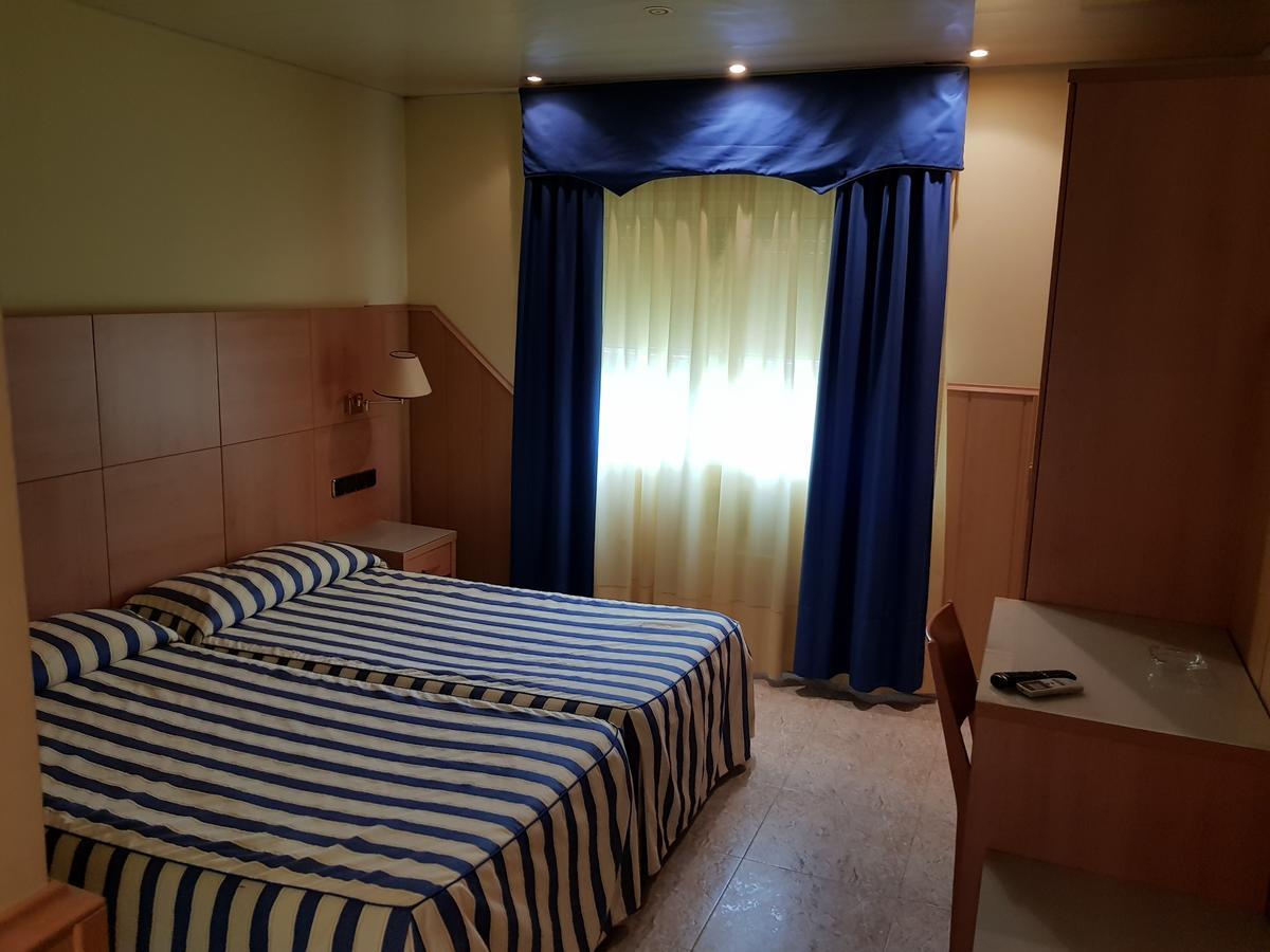 Hostal Milenium Els Monjos Bagian luar foto