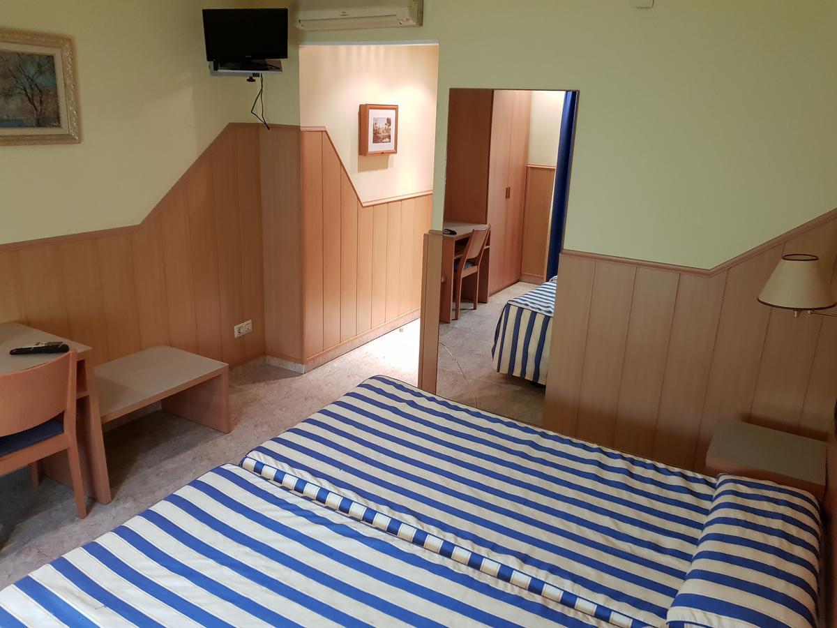 Hostal Milenium Els Monjos Bagian luar foto