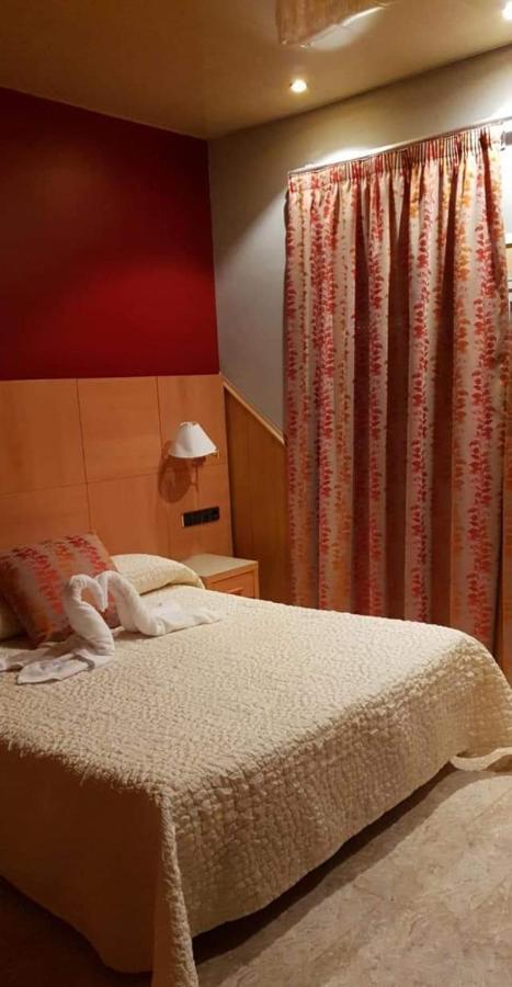 Hostal Milenium Els Monjos Bagian luar foto