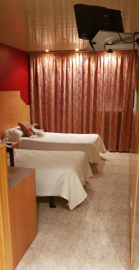 Hostal Milenium Els Monjos Bagian luar foto